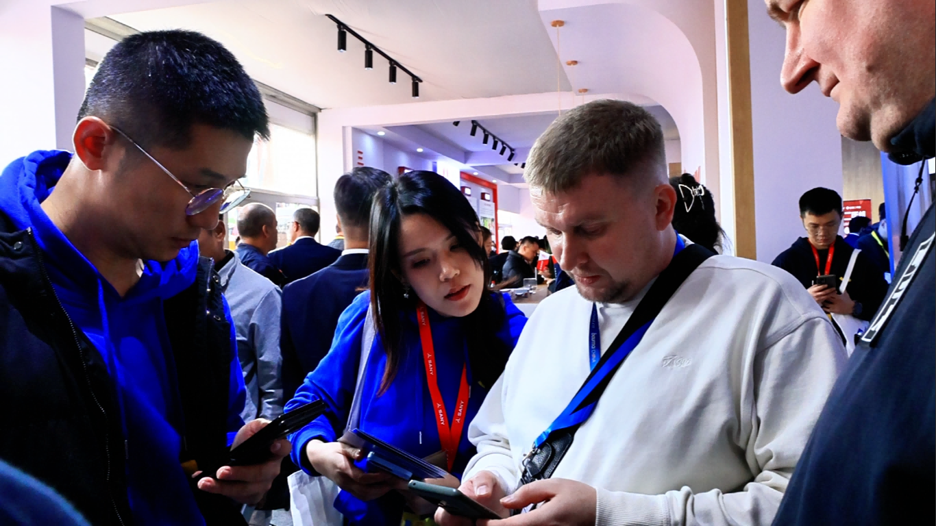 many-customers-at-the-exhibition-were-interested-in-mechlink-used-machinery-trading-platform