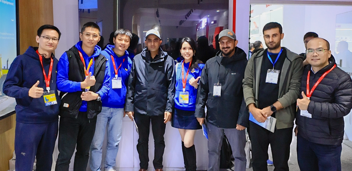 group-photo-of-mechlink-team-and-customers