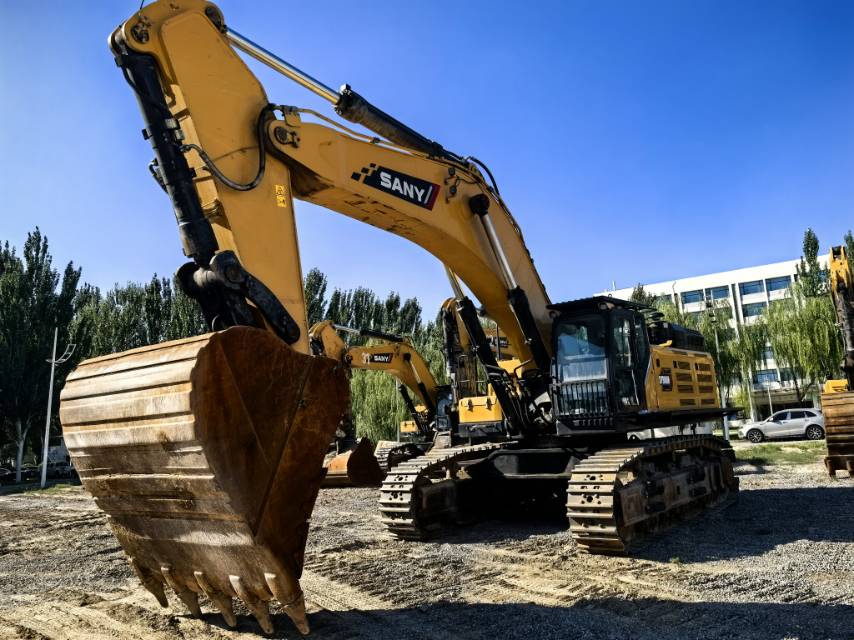 sany-excavator-from-mechlink-in-outdoor-tail perspective-bucket-perspective