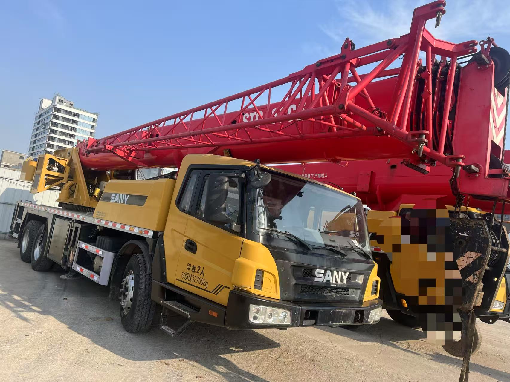 Used-crane-truck-outdoor-display