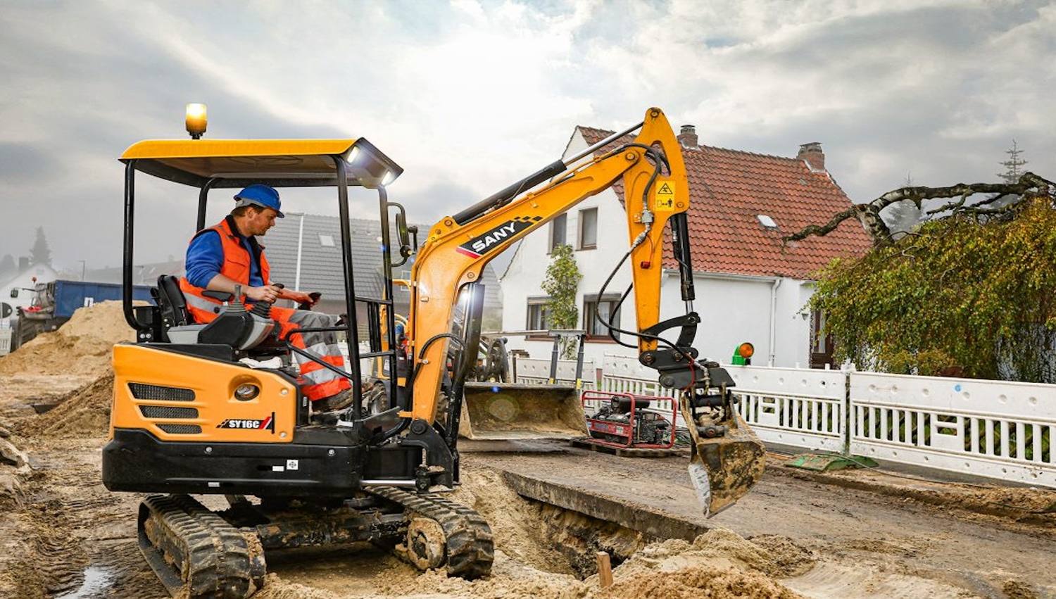 Mechlink:Exploring 7 Excavator Types and Their Construction Site Roles in 2025