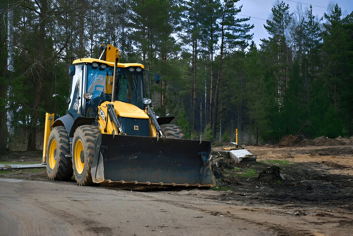 Mechlink:How to operate a backhoe loader with safety tips