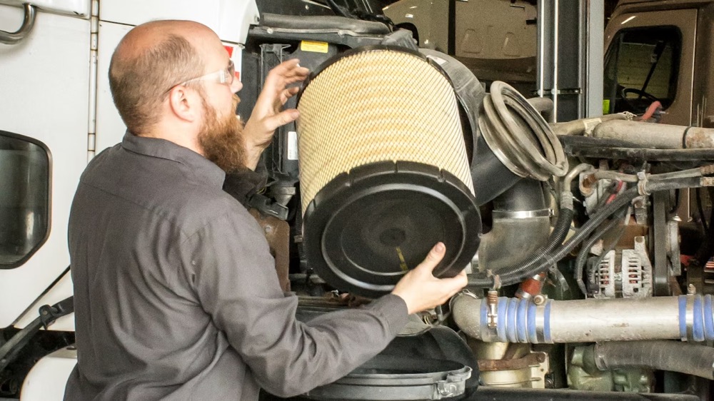 How to change the hydraulic filter in your heavy equipment and why it matters