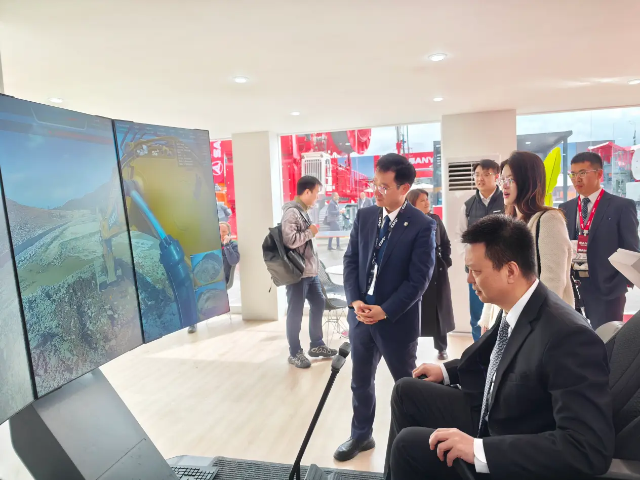 Chinese Minister to Russia visiting the booth
