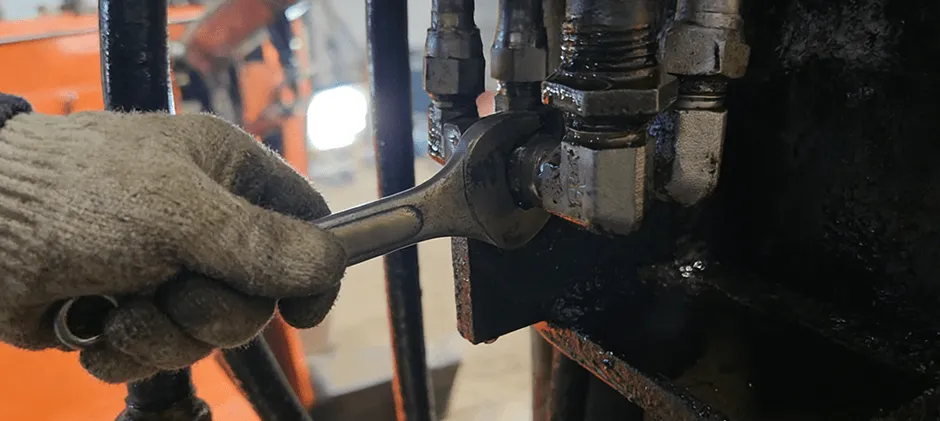Mechlink:What to do for a forklift leaking hydraulic fluid?